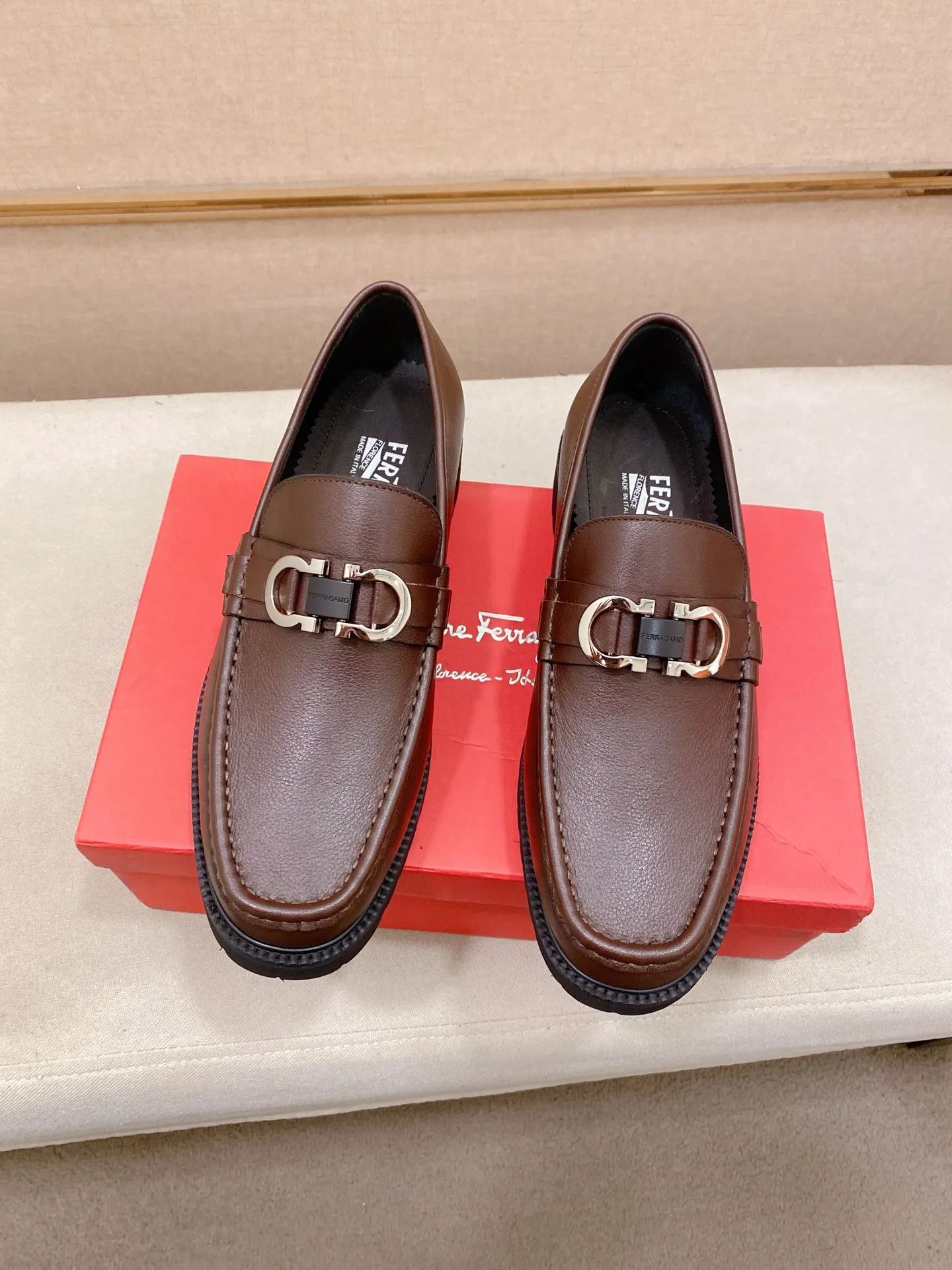 Men's shoes💰: 560💰 High version Ferragamo quality! 🆕🆕Exclusive hot-selling products in stock🔥🔥New products on the shelves, high-quality shoes, high-end driving shoes, with complete packaging! 💪 💪 Material: imported patented cowhide 🐂 + imported high-quality water-dyed cowhide lining + wear-resistant outsole 👍🏻👍🏻 Features: high-end and comfortable, purely handmade 🚀 🚀 Create the perfect shoes that suit you best 🔥 🔥 Size: (38-44) Can be customized 45 non-returnable!